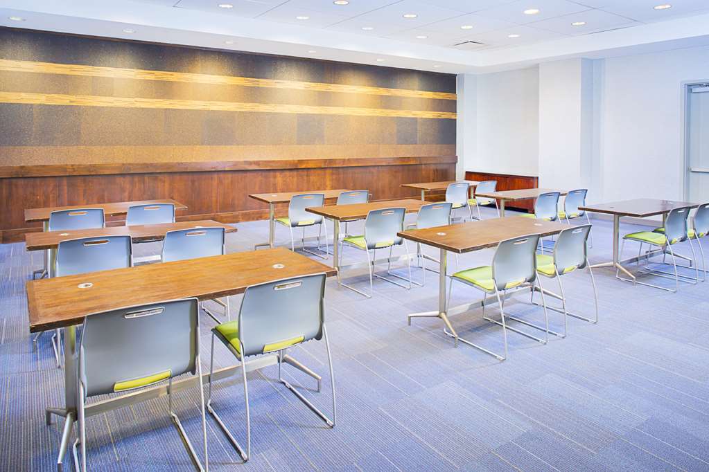 Aloft Center Hotel