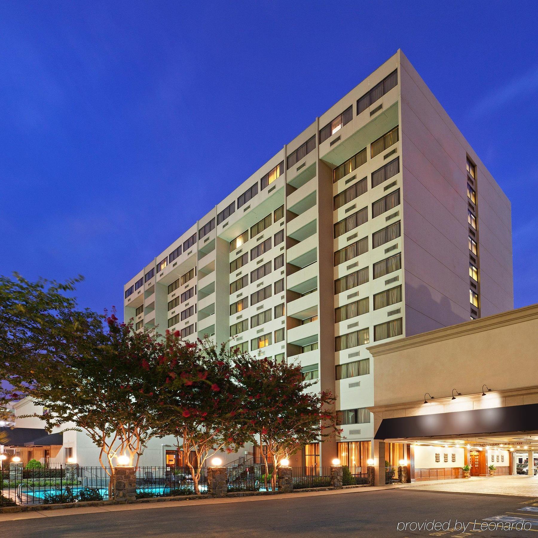 Hotel Fairfield & By Marriott Uptown 3*