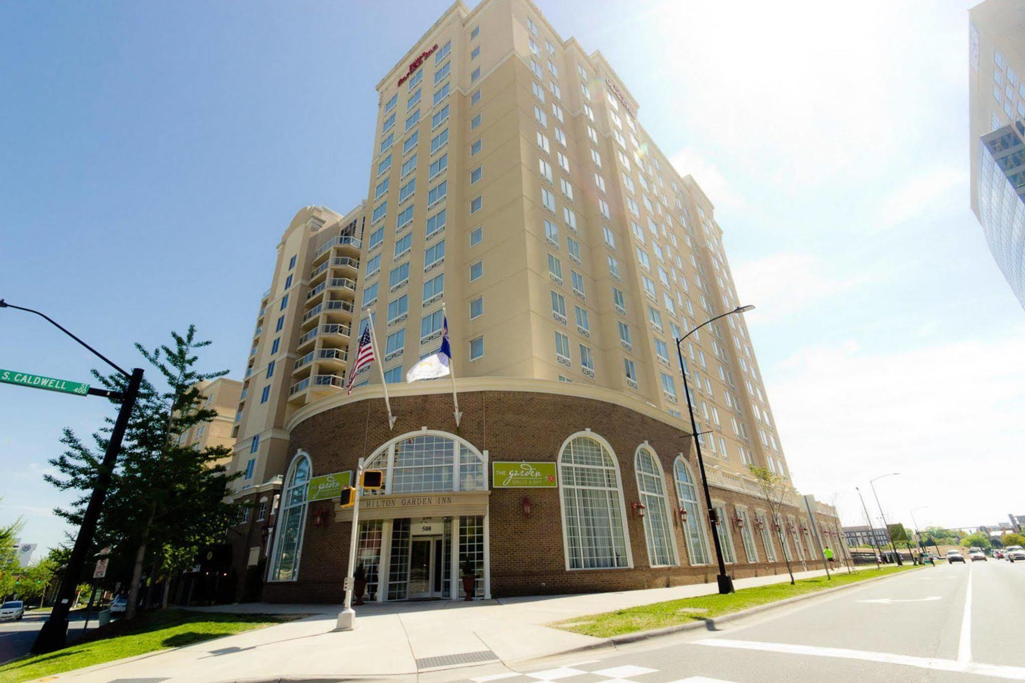 Courtyard Center 3*
