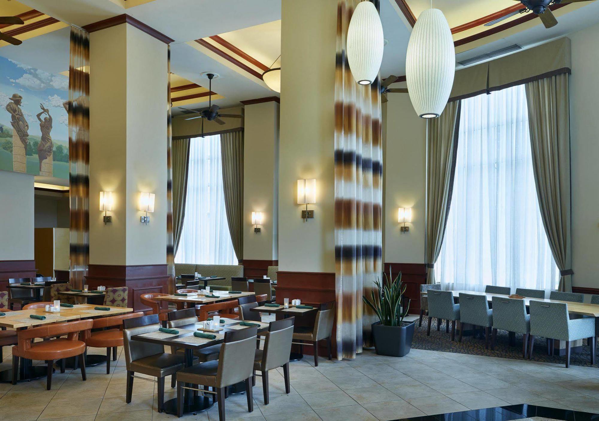 Courtyard Center 3*
