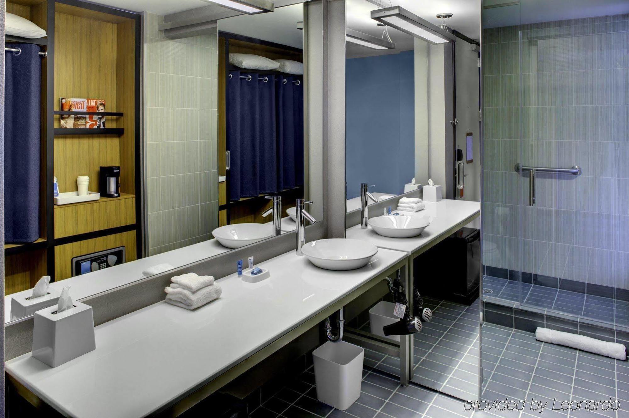 Aloft Center Hotel