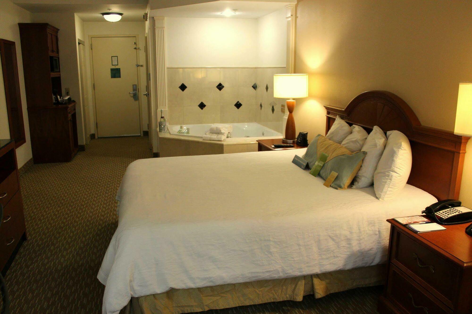 Hilton Garden Pineville 3*