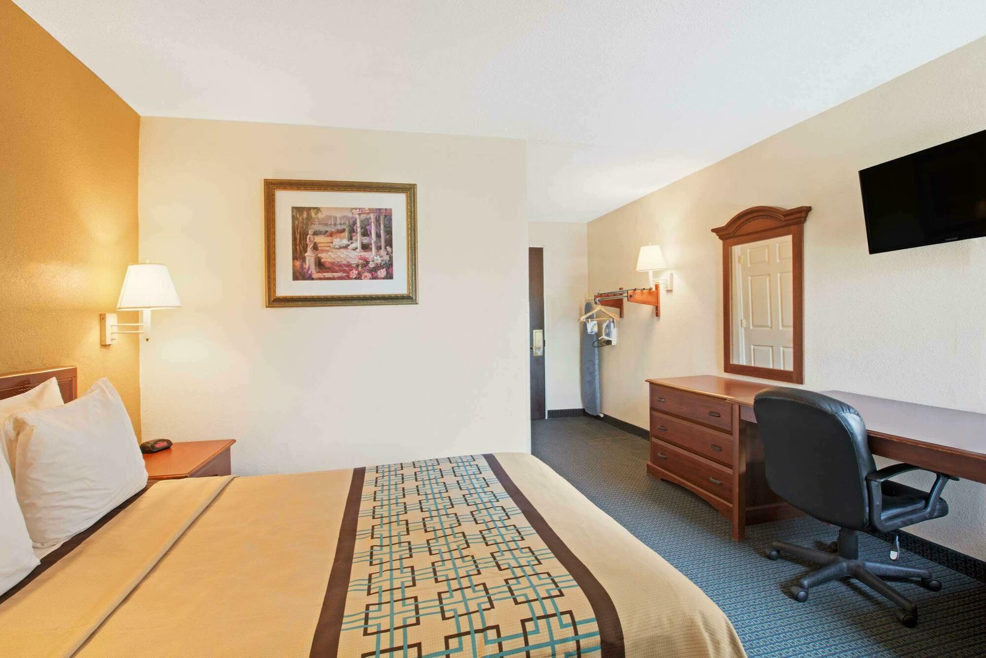 Days By Wyndham Charlotte/woodlawn Near Carowinds 2*