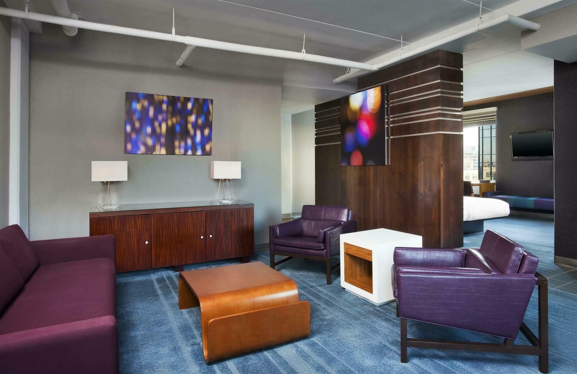 Aloft Center Hotel 2*