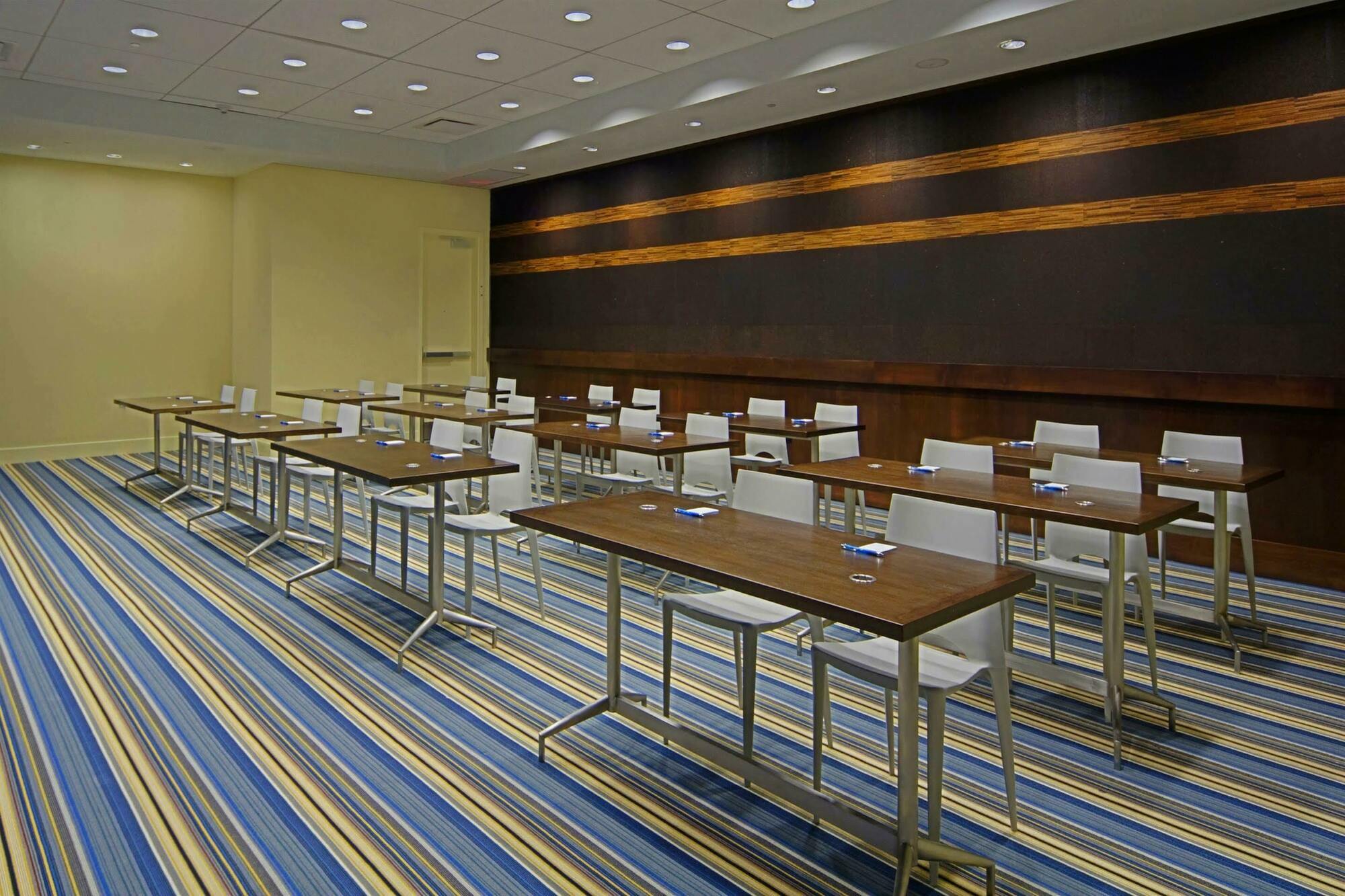 Aloft Center Hotel