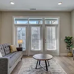 Frontdesk 500 West Trade Apts Fourth Ward Charlotte