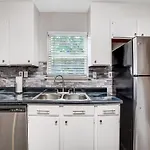 Cozy, 1-Level Cottage - 5 Miles To Uptown Clt