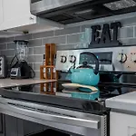 Cheerful 3 Bedroom-Long Term Close To Uptown