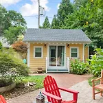 The Cozy Yellow Cottage In Dilworth