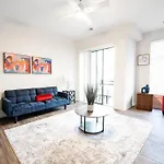 Luxury Apartment Wifi, Gym, Pool, Shops & Food! Unit 329