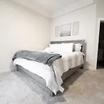 Luxury Apartment Wifi, Gym, Pool, Shops & Food! Unit 329