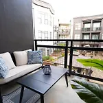 Luxury Apartment Wifi, Gym, Pool, Shops & Food! Unit 329