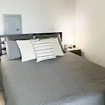 Studio Apartment, Queen Bed, Wifi, Kitchen, Washer & Dryer In Charlotte