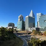 Spacious 2 Bed, 2 Bath Uptown Gem In The Heart Of The City-Parking-Wi-Fi-Balcony Cgv