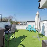 Townhouse . Rooftop . Cloud Couch . 85 Inch Tv . 2 Miles From Uptown Charlotte