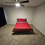 Cosy Charlotte / Matthews Apartment