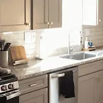 Vibrant Home 7 Mins From Uptown, King & Queen Bed - Queen City Oasis