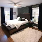 Vibrant Home 7 Mins From Uptown, King & Queen Bed - Queen City Oasis