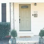 Vibrant Home 7 Mins From Uptown, King & Queen Bed - Queen City Oasis