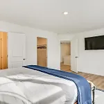 Charming Charlotte Townhome 6 Mi To Downtown!