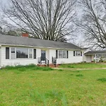Cozy Charlotte Home With Fire Pit About 6 Mi To Uptown!