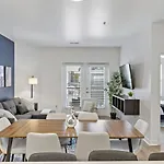 Modern 2Bd - 5 Min Dt, Gym, Parking, W-D - Sleeps 12