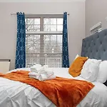 Chic Uptown Unit With Gym, Pool
