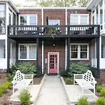 Modern 2Br Condo With Sunroom Near Uptown