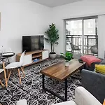 Urban Retreat - Free Parking, Wifi, Walk To Stadium