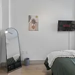 Urban Oasis - Balcony, Free Parking, Views, Gym