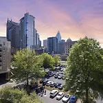 Cozy Urban Getaway - Free Parking, Gym, Stadium