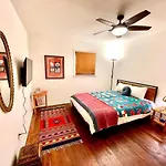 Trendy Bohemian Bungalow, Close To Uptown, Plaza & Noda