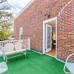Bright And Restful 2Br Near Uptown With Balcony