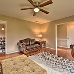 Cozy Home With Fenced Yard Less Than 1 Mi Downtown Matthews!