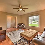 Cozy Home With Fenced Yard Less Than 1 Mi Downtown Matthews!