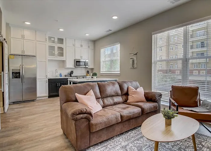 Frontdesk 500 West Trade Apts Fourth Ward Charlotte