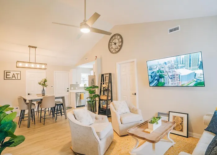 City Retreat - 4 Bedroom Oasis With King & Private Yard Near Downtown