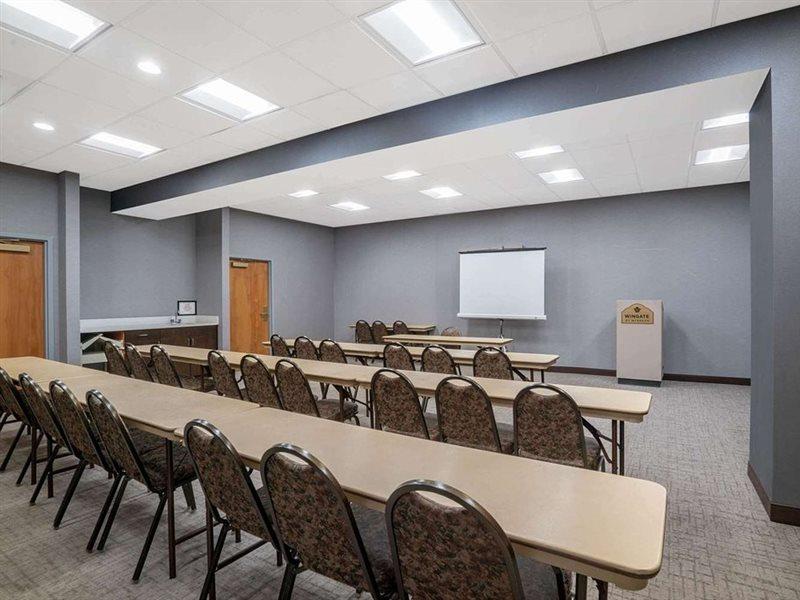 Wingate By Wyndham Airport 3*