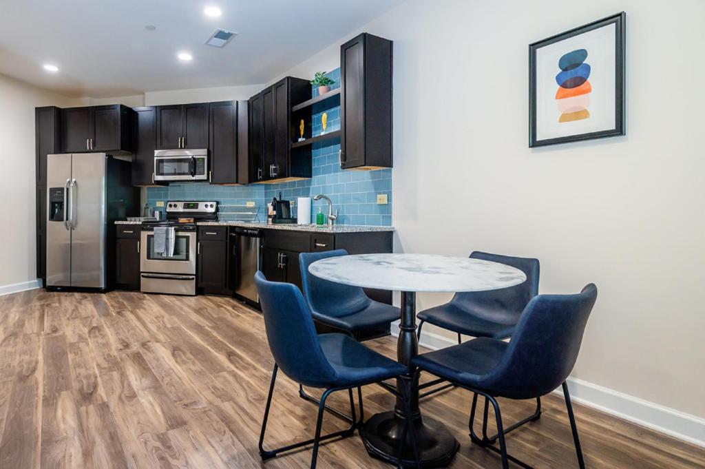 Beautiful 1br W Balcony Gym Patio Areas Apartment *