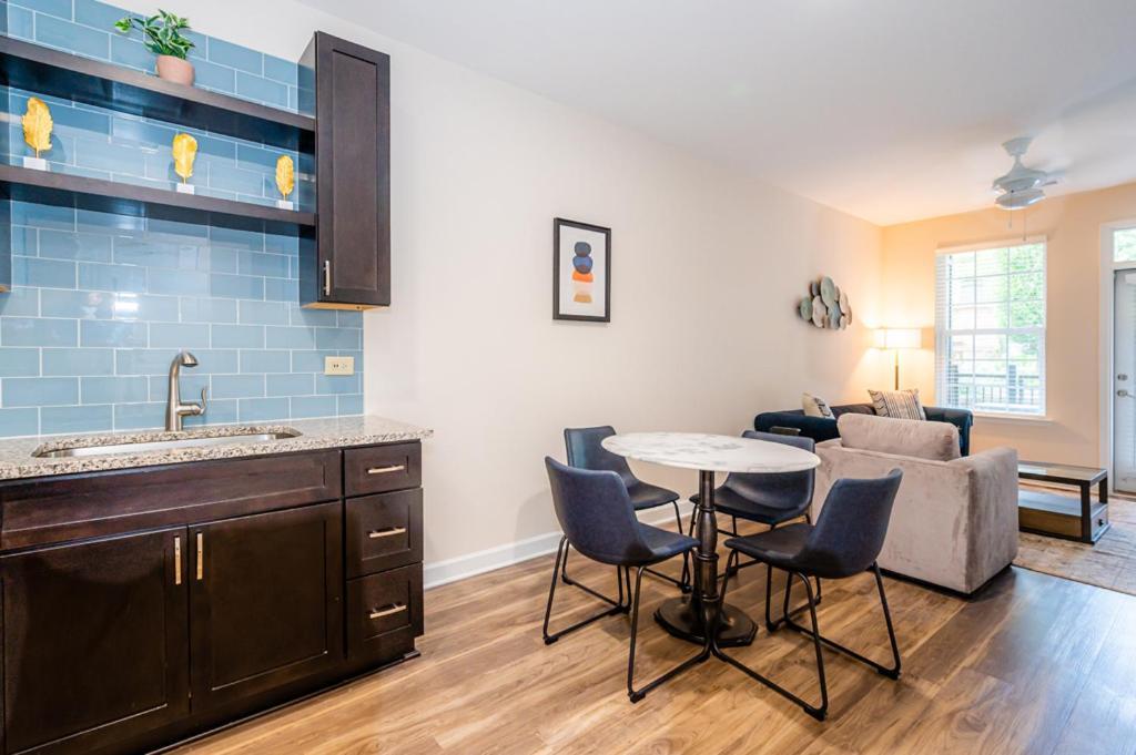 Beautiful 1br W Balcony Gym Patio Areas Apartment Charlotte