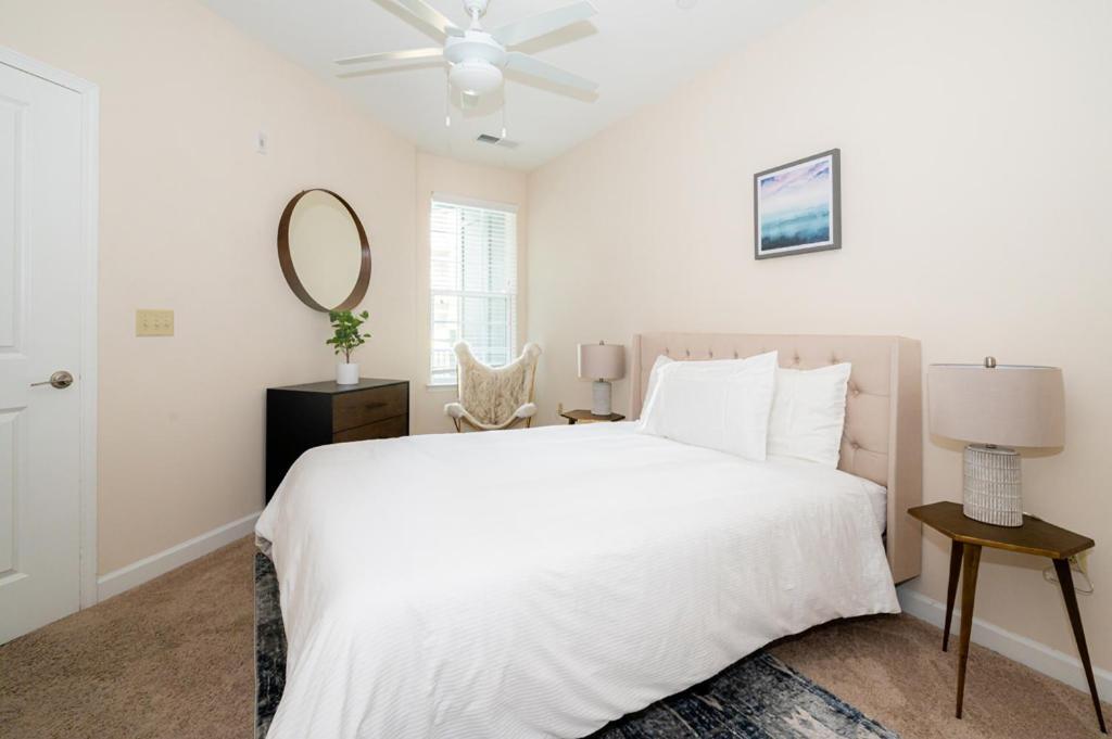Beautiful 1br W Balcony Gym Patio Areas Apartment