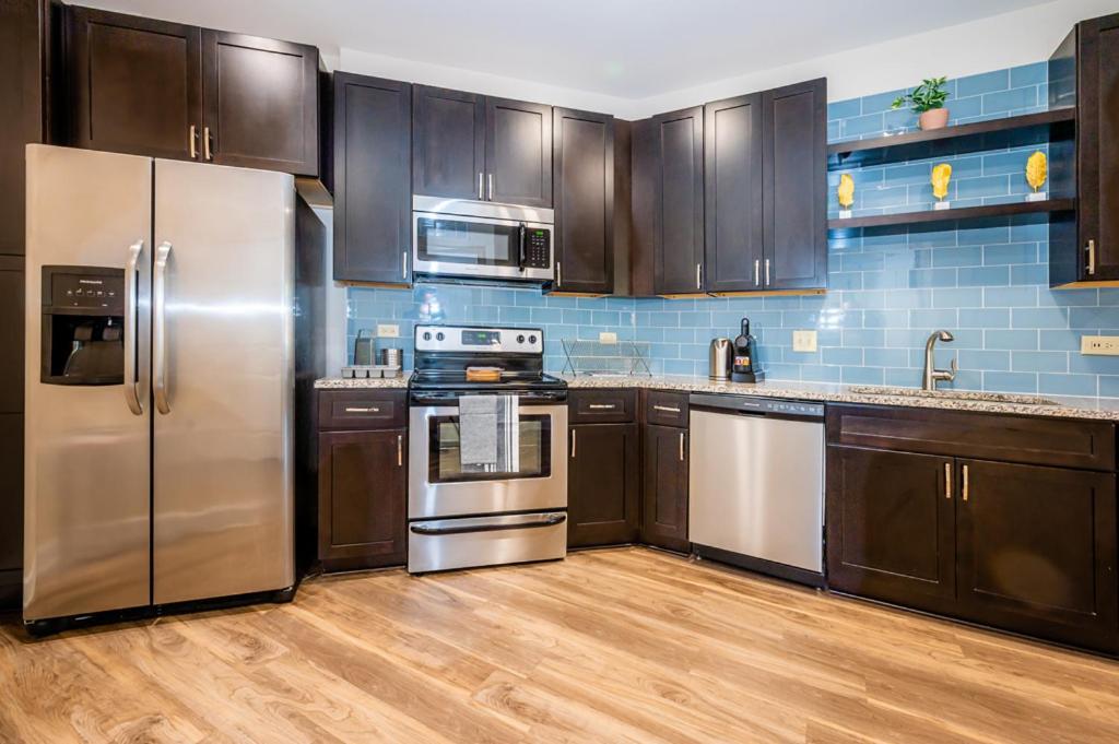 Beautiful 1br W Balcony Gym Patio Areas Apartment *