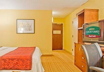Courtyard Airport North 3*
