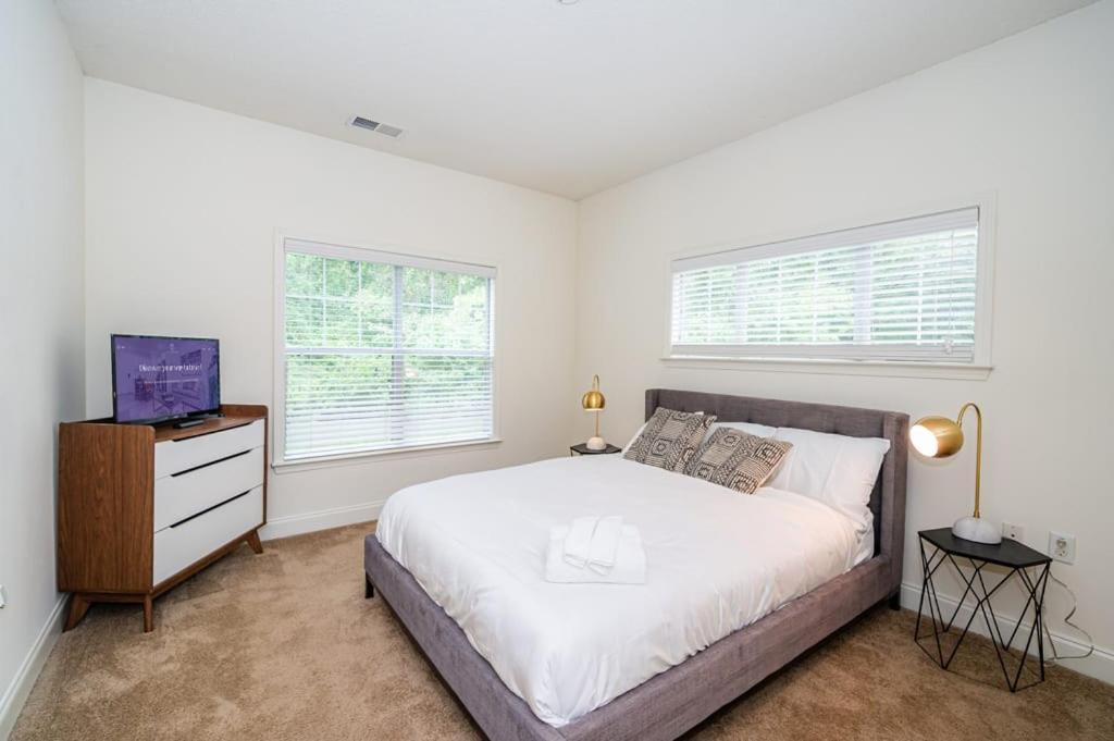 Designed 2br With Gym And Balcony Apartment *