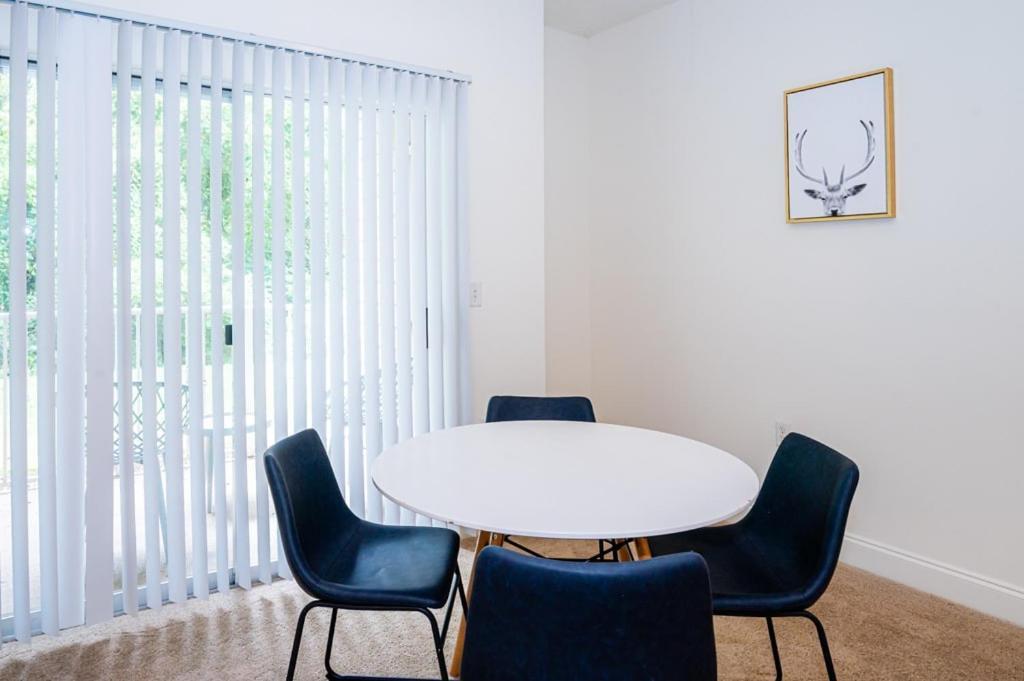 Apartment Designed 2br With Gym And Balcony Charlotte
