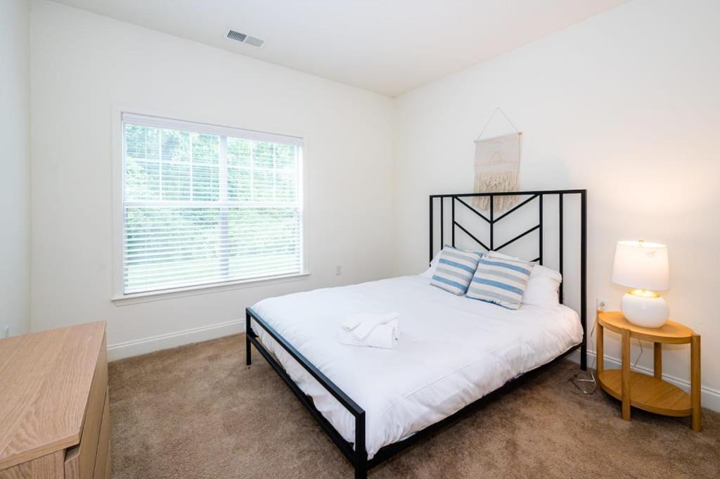 Designed 2br With Gym And Balcony * Charlotte