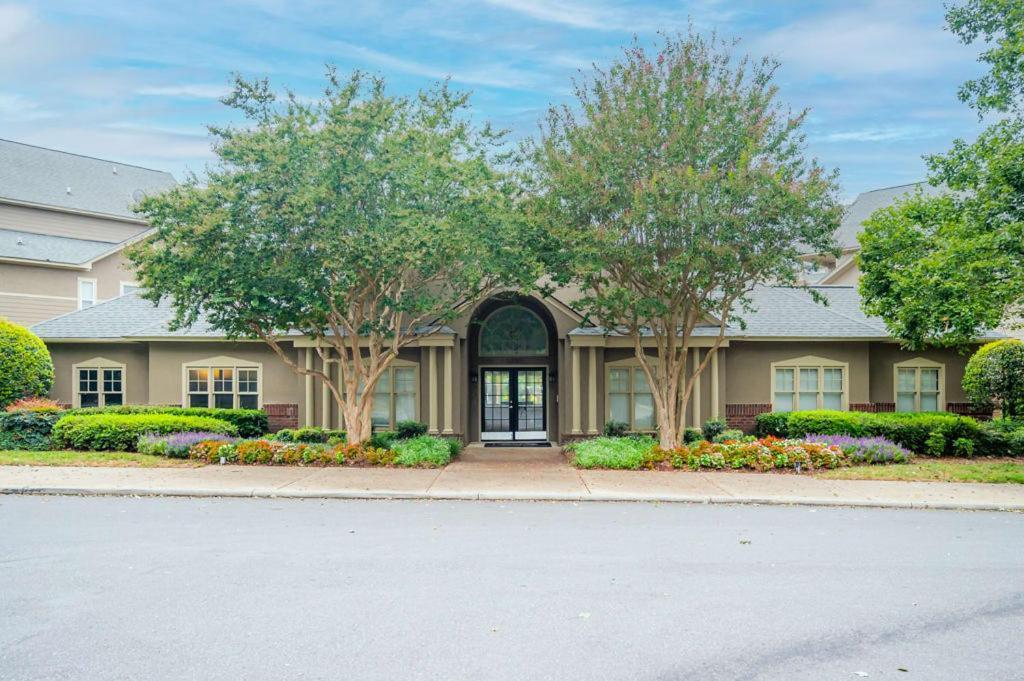 Open And Brilliant 2br With Balcony And Gym Apartment Charlotte