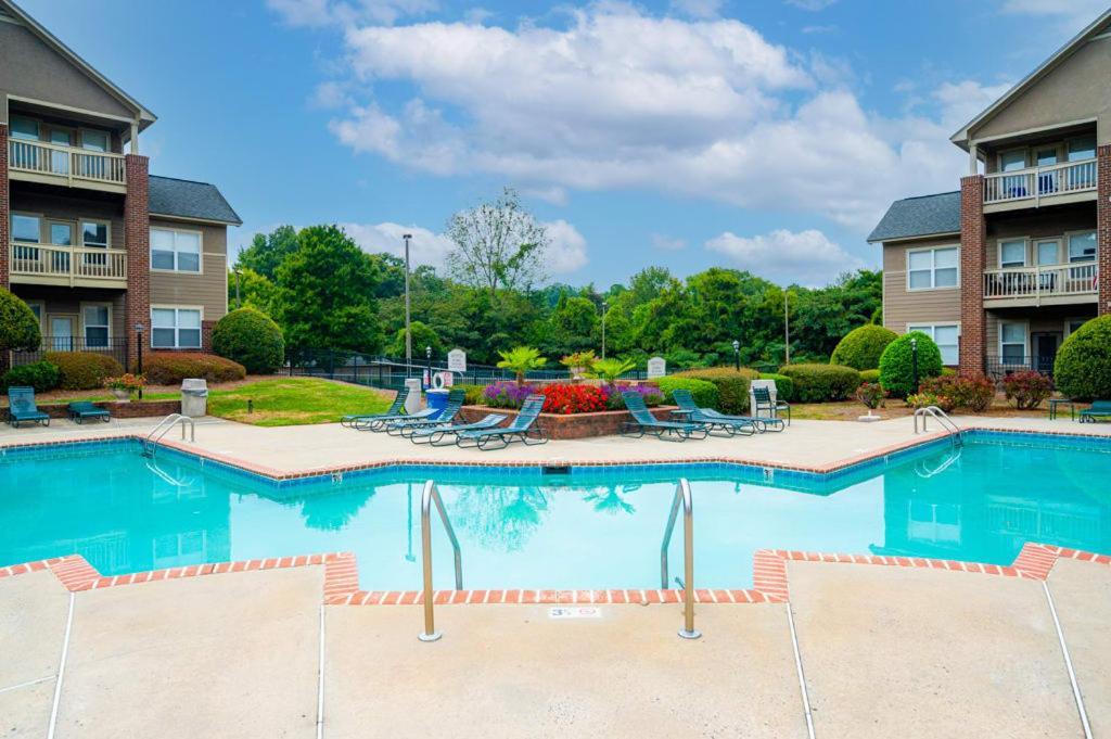 Designed 2br With Gym And Balcony Charlotte