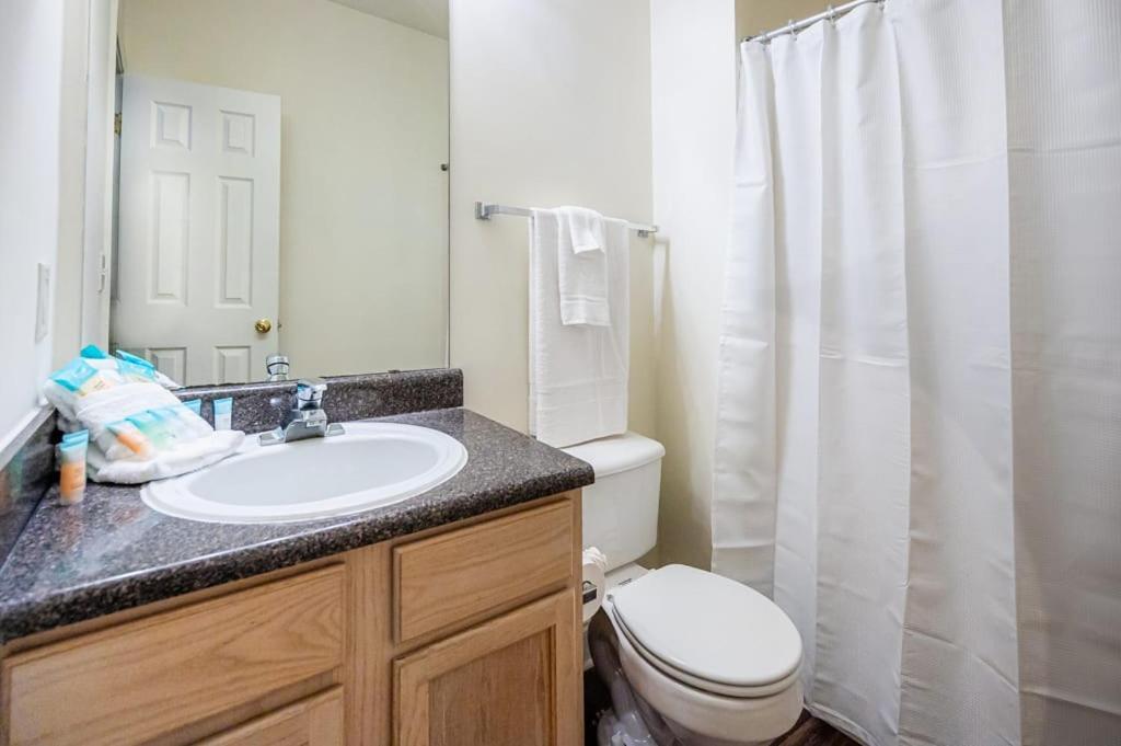 Designed 2br With Gym And Balcony Charlotte