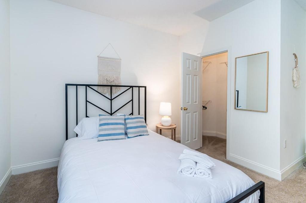 Designed 2br With Gym And Balcony Charlotte